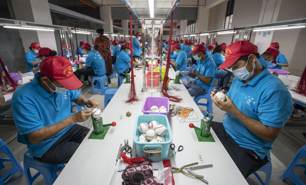 5月14日，云南省怒江傈僳族自治州怒江新城城墻壩易地扶貧安置點棒球工廠的工人在制作棒球。新華社記者　江文耀　攝