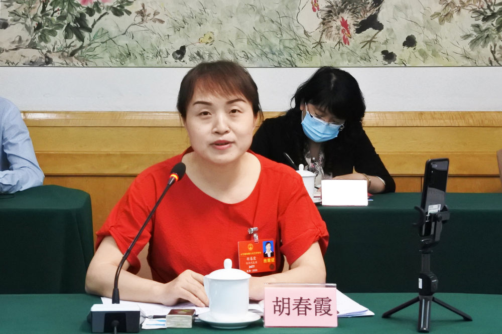 5月23日，全國人大代表胡春霞在參加分組審議政府工作報告時發(fā)言。新華社記者　吳雨　攝